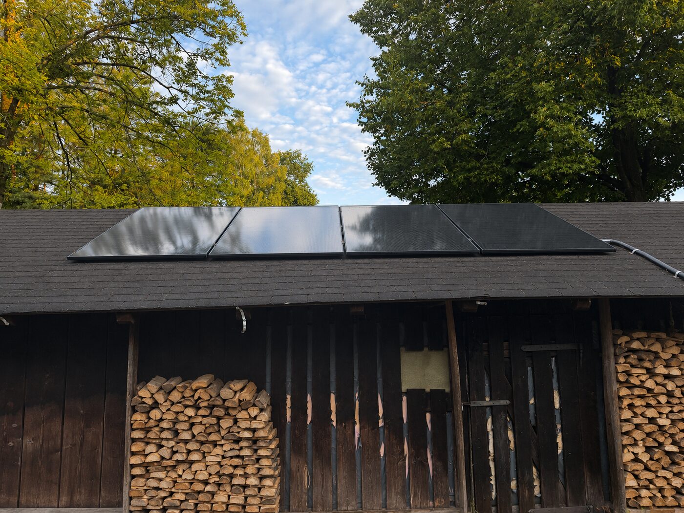 Das Schuppendach des ENIQARO-Praxisprojekts mit vier montierten Photovoltaikmodulen